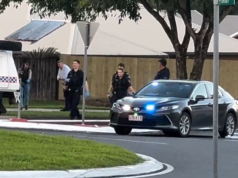A polícia de Queensland atirou em duas pessoas em Cairns após relatos de um homem armado com facas