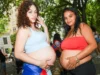 O sol nasce e o sol brilha: a gestante expõe a barriga e tira a roupa de maternidade.