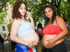 O sol nasce e o sol brilha: a gestante expõe a barriga e tira a roupa de maternidade.