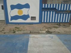 Torcedores argentinos baianos pintam a casa com as cores do time