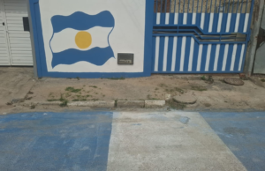 Torcedores argentinos baianos pintam a casa com as cores do time