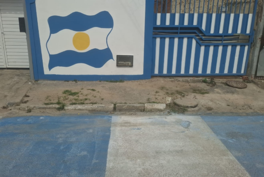 Torcedores argentinos baianos pintam a casa com as cores do time