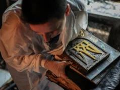 Família ucraniana em Kiev perde bens culturais valiosos em ataque russo