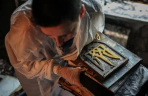 Família ucraniana em Kiev perde bens culturais valiosos em ataque russo