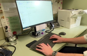 Medos sobre a privacidade do paciente, já que metade dos GPs australianos usam tecnologia de IA para registrar consultas