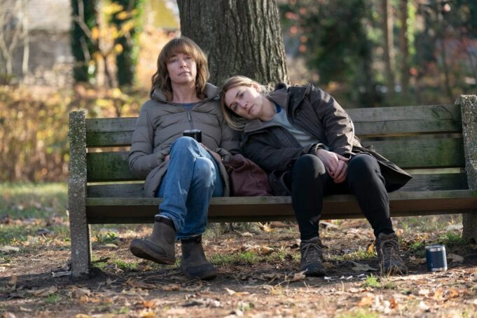 julianne-nicholson-kate-winslet.jpg