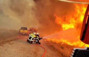 Estudante resgata jovens primos de casa cheia de fumaça enquanto incêndios florestais se espalham na França
